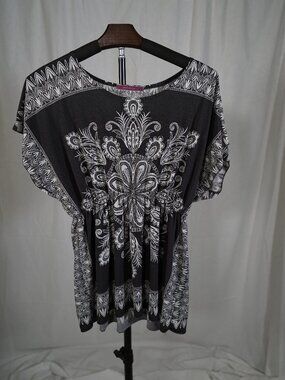 Julie’s Closet Dark Gray And White Boho Ligthweight Tunic Top